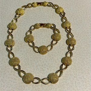 Vintage gold tone chain and bead metal necklace and bracelet (543)
